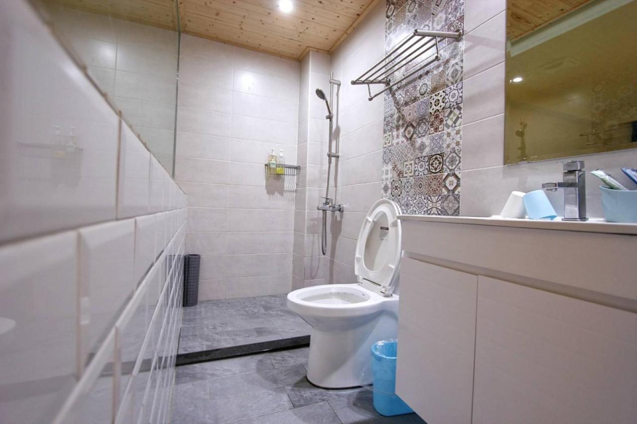 Canal Walk Inn Tainan Bagian luar foto